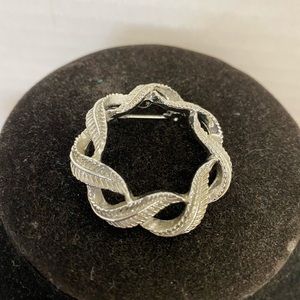 Gerrys Vintage Silver Tone Leaf Wreath Brooch Pin